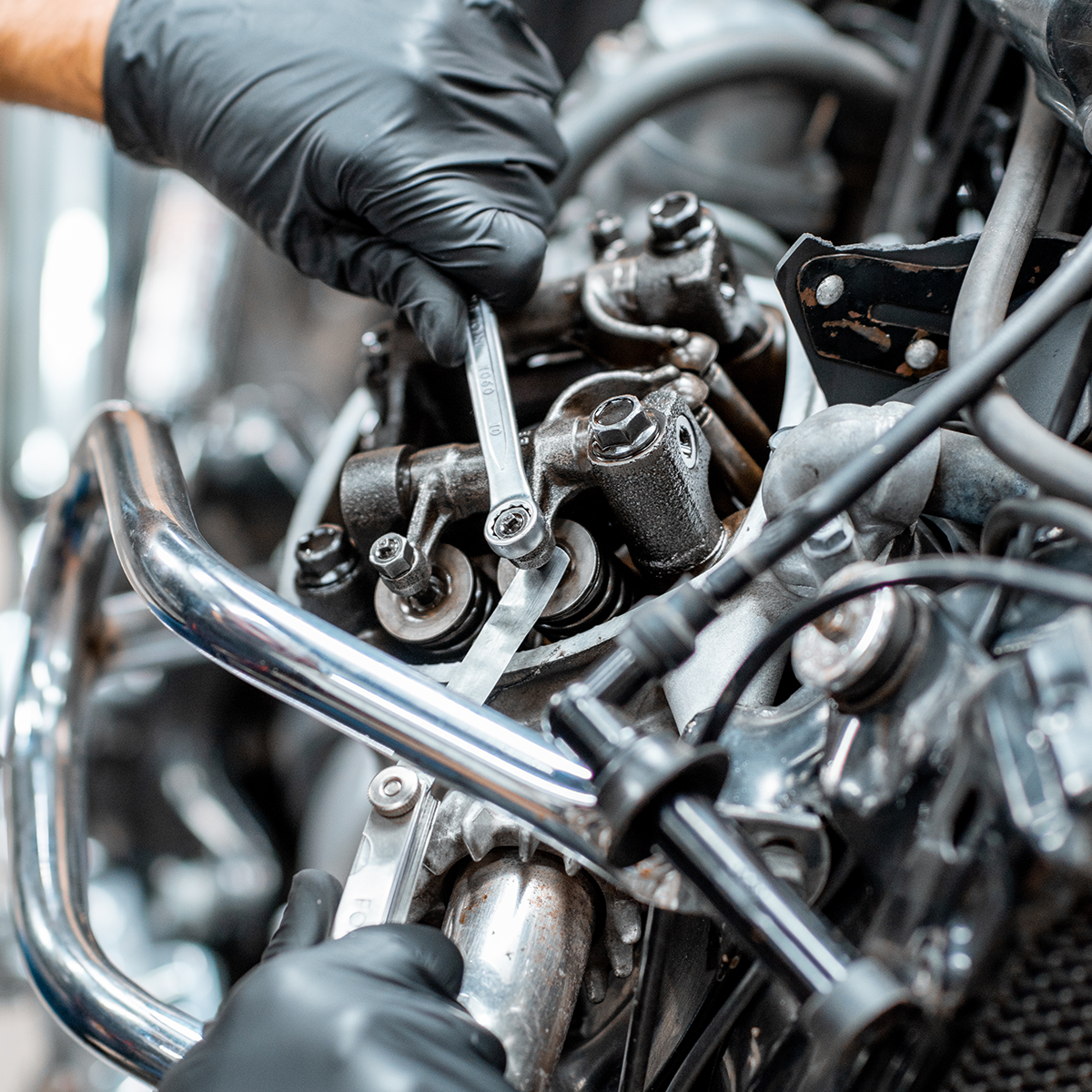 TALLER-DE-MOTOS-reparaciones-mecanicos-velro-garage-1200x1200_0004_worker-repairing-motorcycle-engine-at-the-workshop-20
