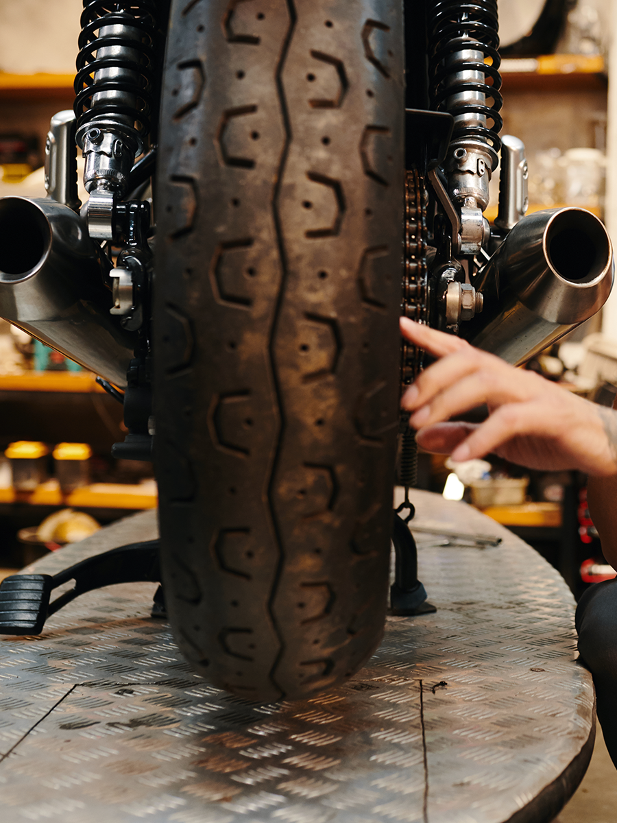 VELRO-GARAGE-MECANICOS-TALLER-REPARACIONES-MOTOS-MOTOCICLETAS-900x1200_0001_mechanic-calling-coworker-2025-02-11-12-48-2